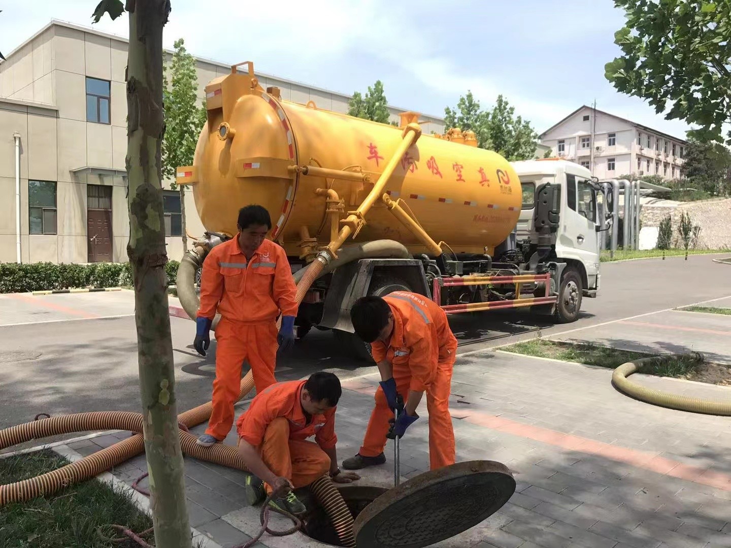 红旗管道疏通车停在窨井附近