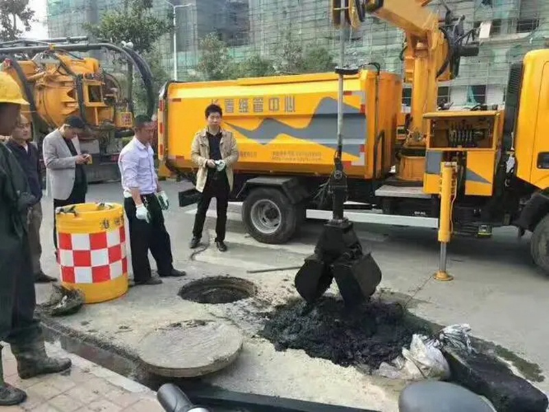 红旗街道：网格员化身“清道夫”，为民解忧疏通“堵心”化粪池