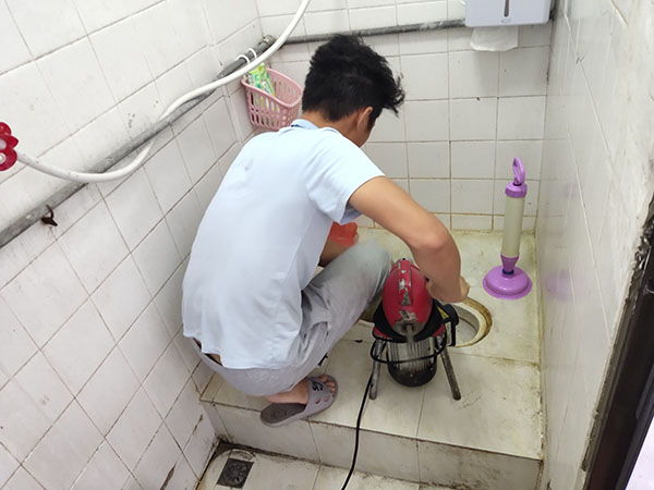 红旗肥皂掉到马桶里把马桶堵住了怎么办？马桶堵住了怎么办