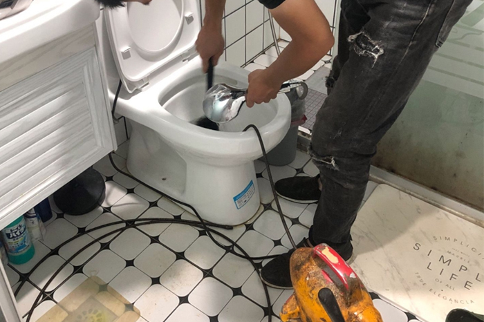 红旗马桶堵塞自己疏通还是找师傅？专业上门服务让你省时更省心